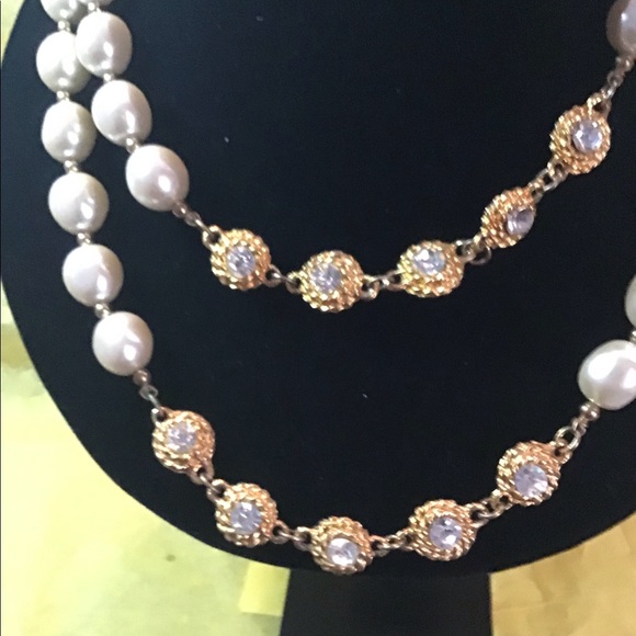 Lovely vintage gold tone clear rhinestone faux pearl necklace - Picture 4 of 6